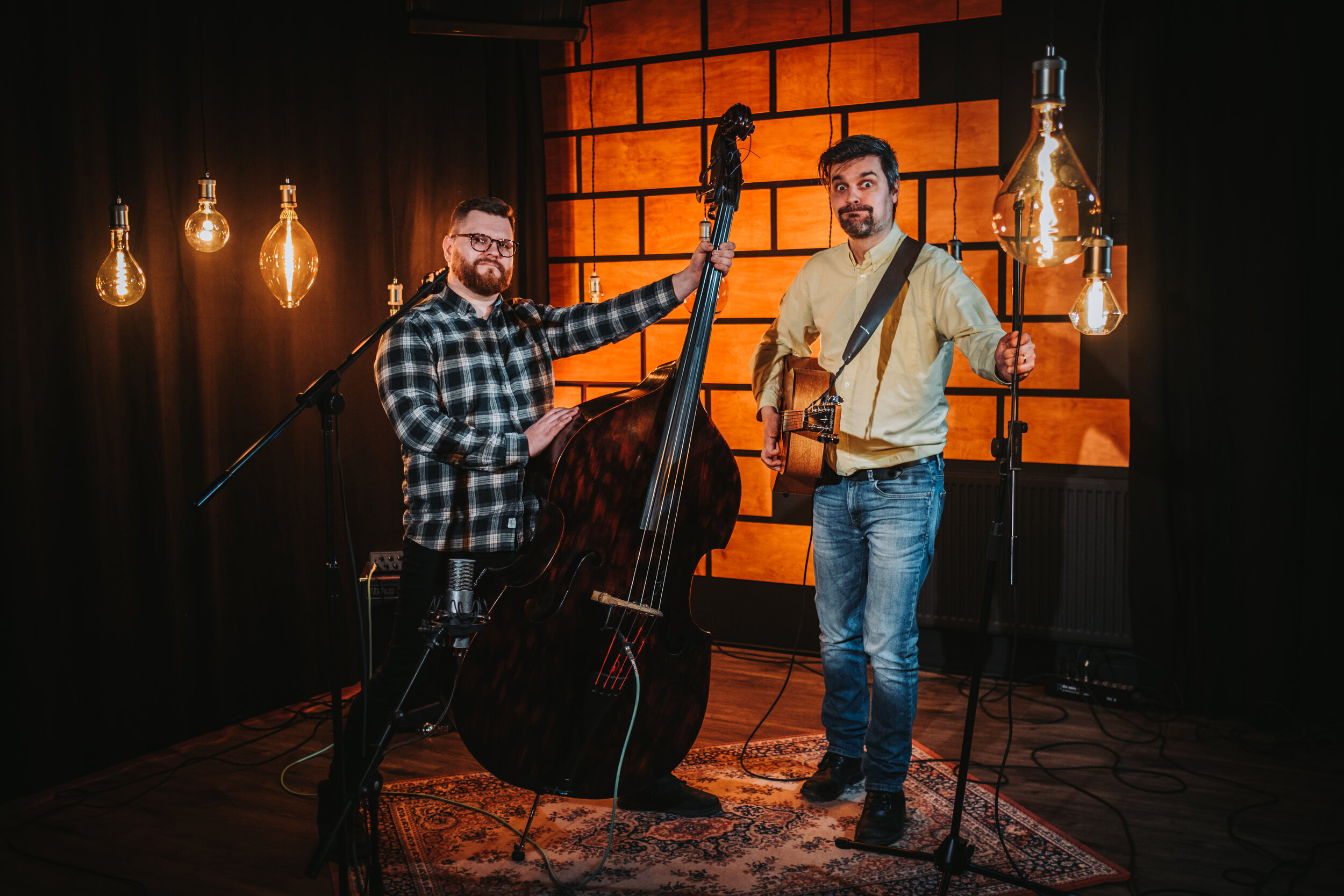 Höpinätötterön jäsenet pitävät kontrabassoa ja kitaraa kädessään