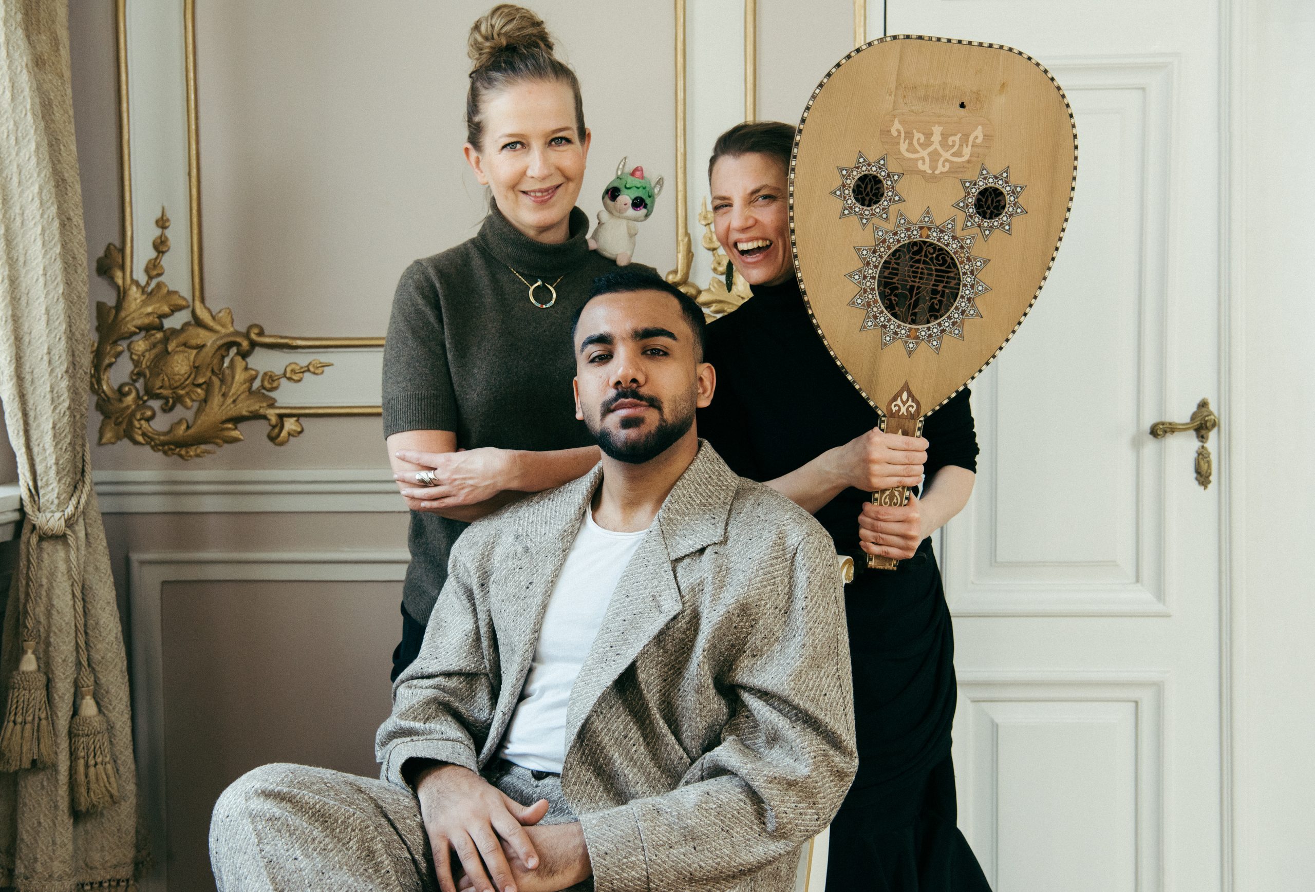 Kuvassa yhtyeen jäsenet, Sanna seisoo vasemmalla, Ali istuu keskellä ja Kaari seisoo oikealla kitara kädessään.