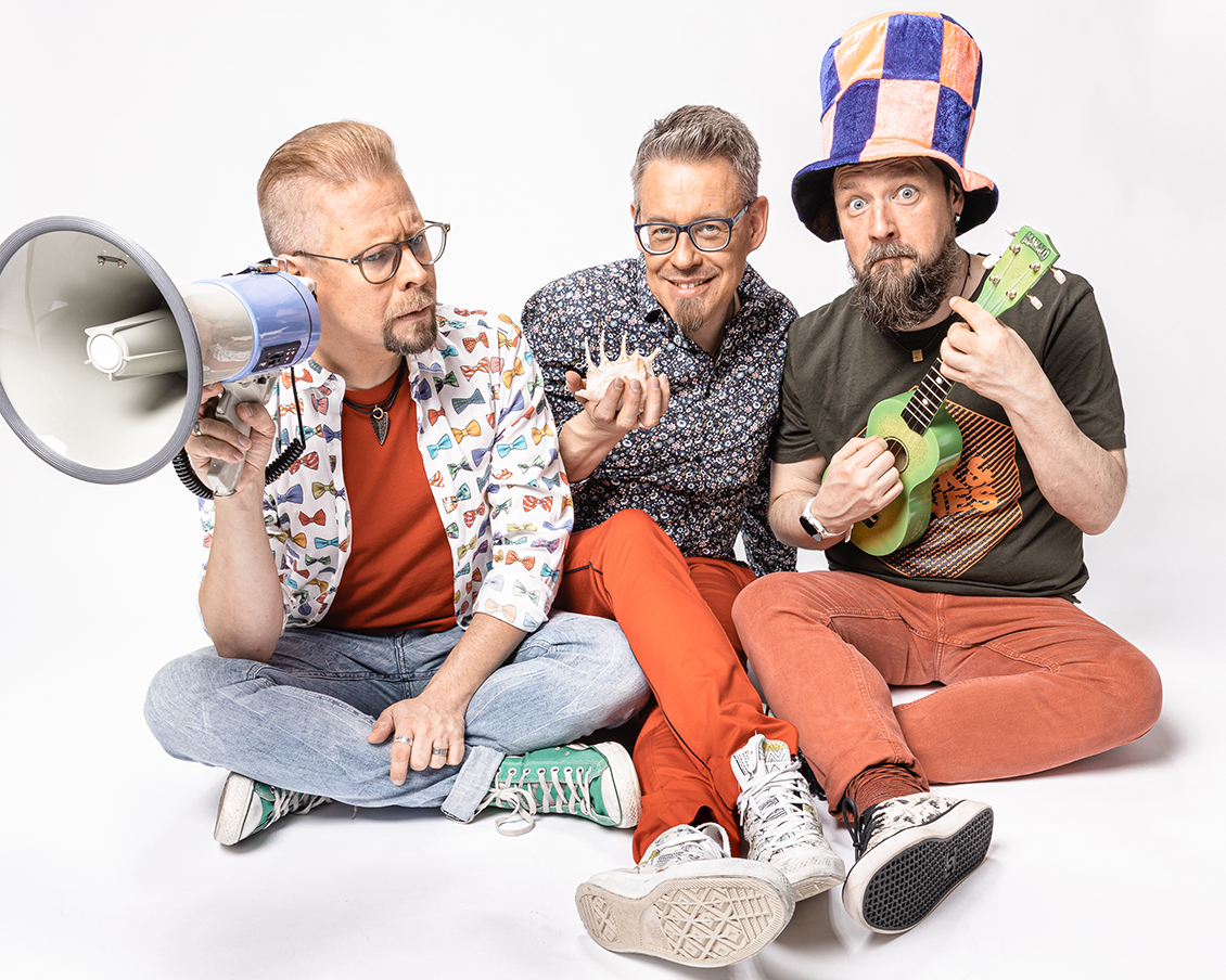 Pekka Laukkarinen Trio Kuvassa Pekka Laukkarinen kuuntelee megafonilla, Matti istuu keskellä ja Leevillä on mandoliini kädessään.