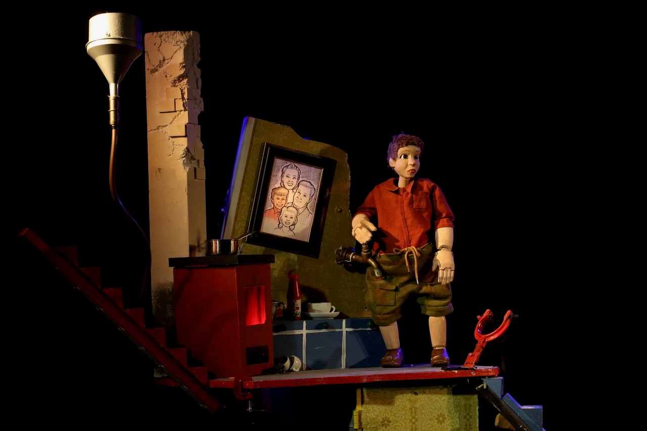 Poika ja Korppi C Kuninkaallisen nukketeatterin arkisto