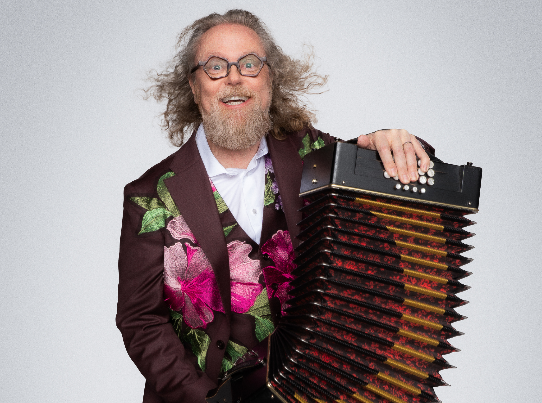 Antti Paalanen katsoo iloisena kameraan haitarin kanssa