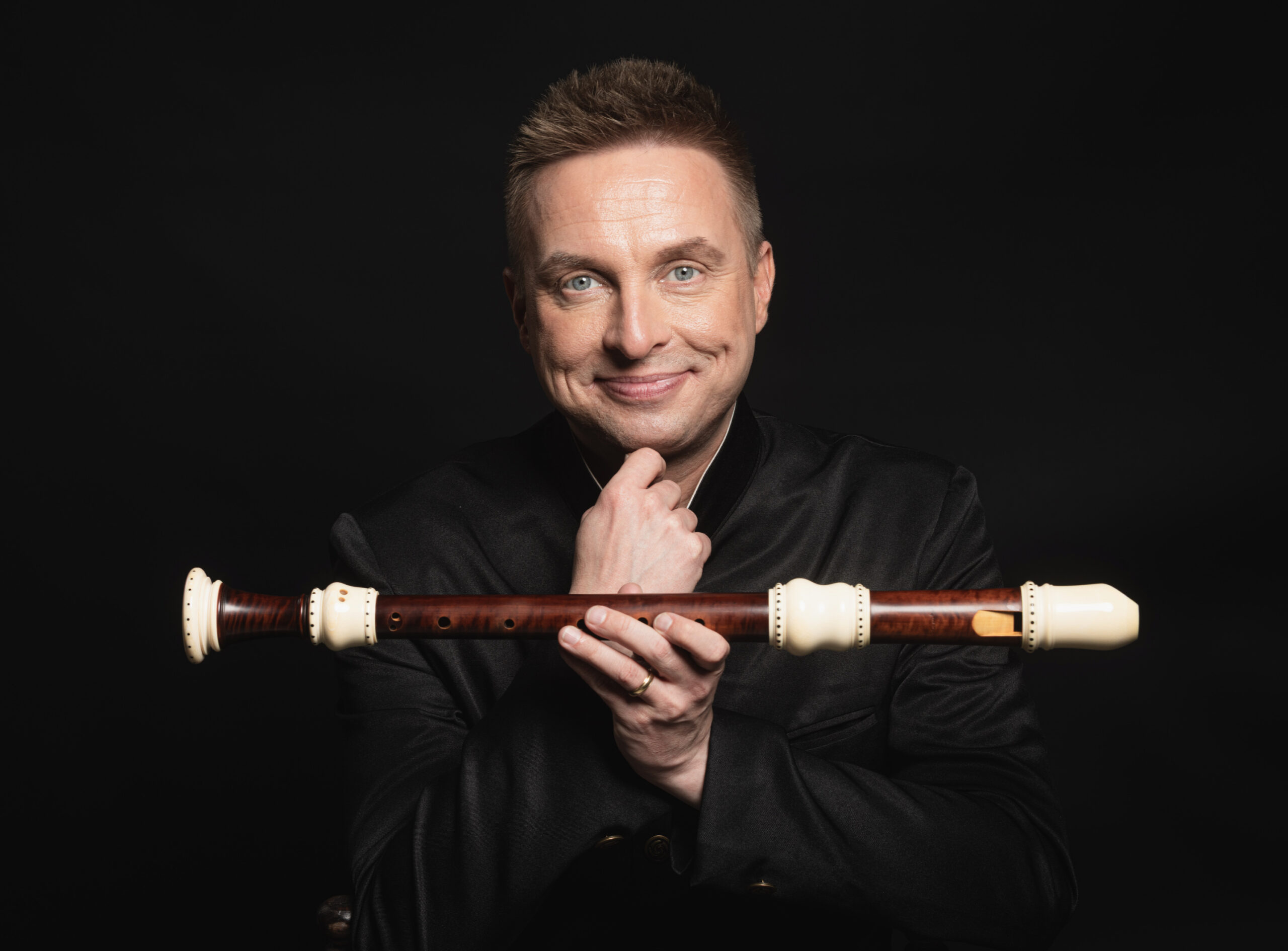 Kuvassa nokkahuiluguru Eero Saunamäki